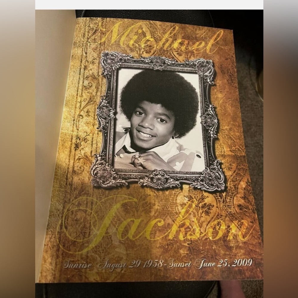 MICHAEL JACKSON 2009 SERVICE FUNERAL PROGRAM MINT RARE !!! - Picture 4 of 6